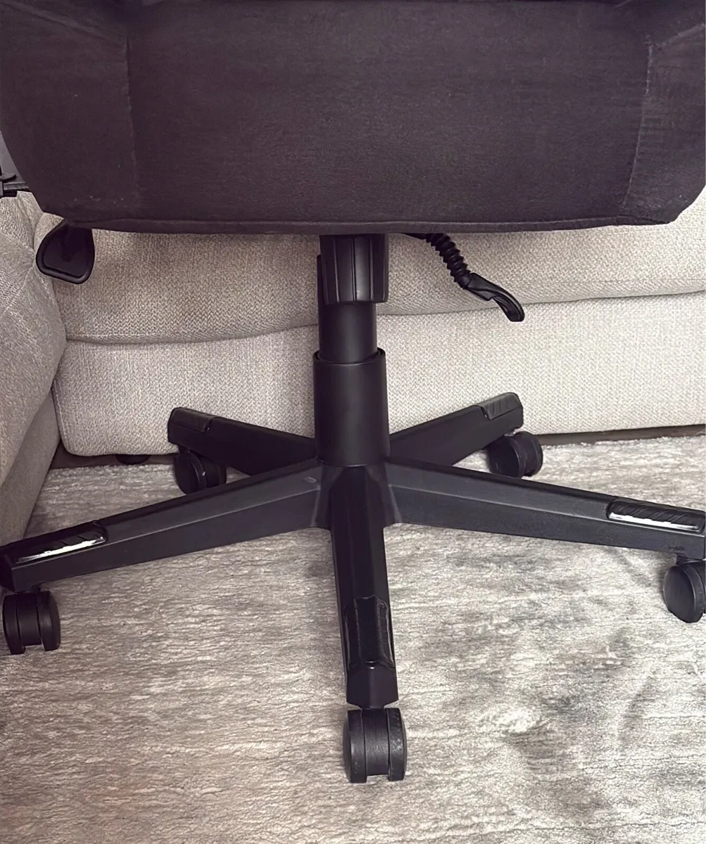 Gaming Chair (Professionally Deep Cleaned)LikeNew - Image 3