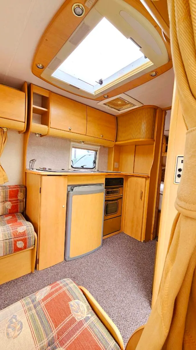 4/5 berth Caravan for sale  fixed bedroom - Image 4