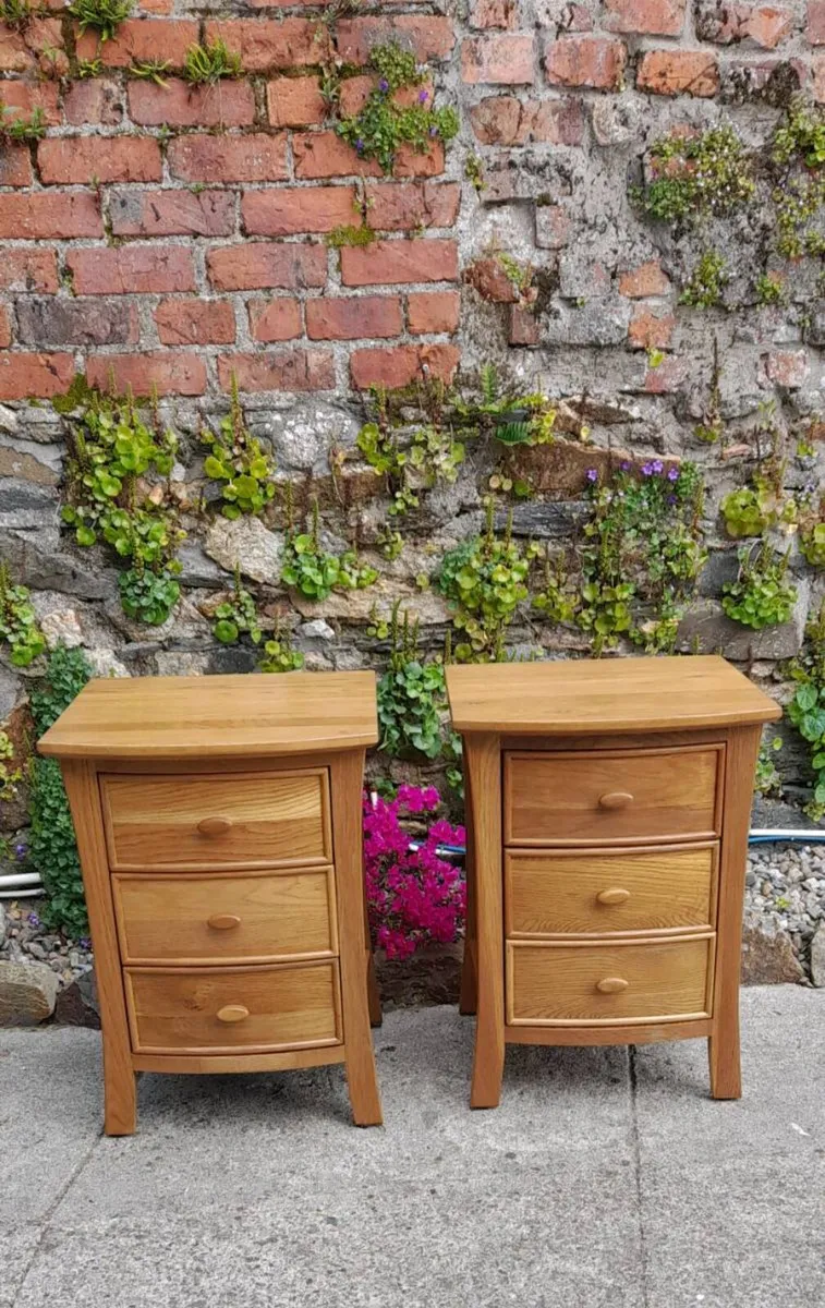 2 X Oak Bedside Lockers - Image 1