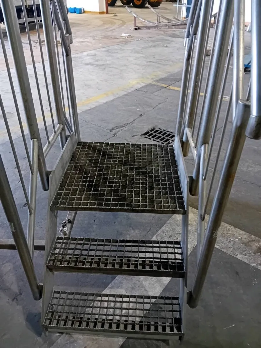 Stainless stair/platform - Image 3