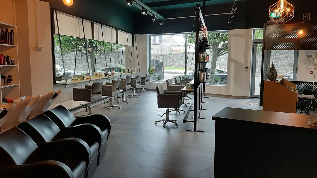 Fully Fitted Salon Chair For Rent