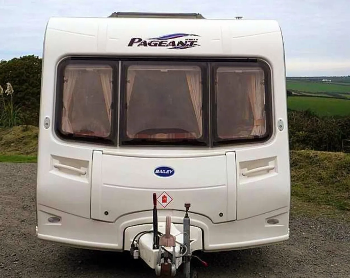 4/5 berth Caravan for sale  fixed bedroom - Image 1