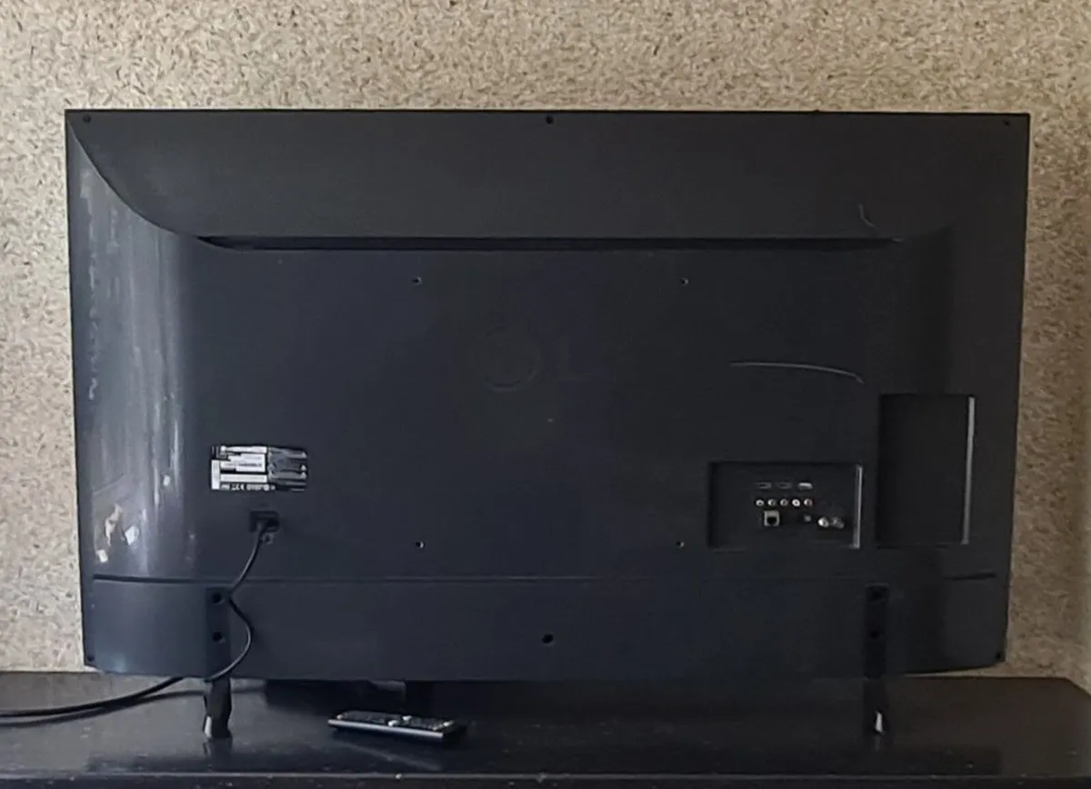 LG 49" 4K Ultra HD Smart TV – Model 49UH620V - Image 3