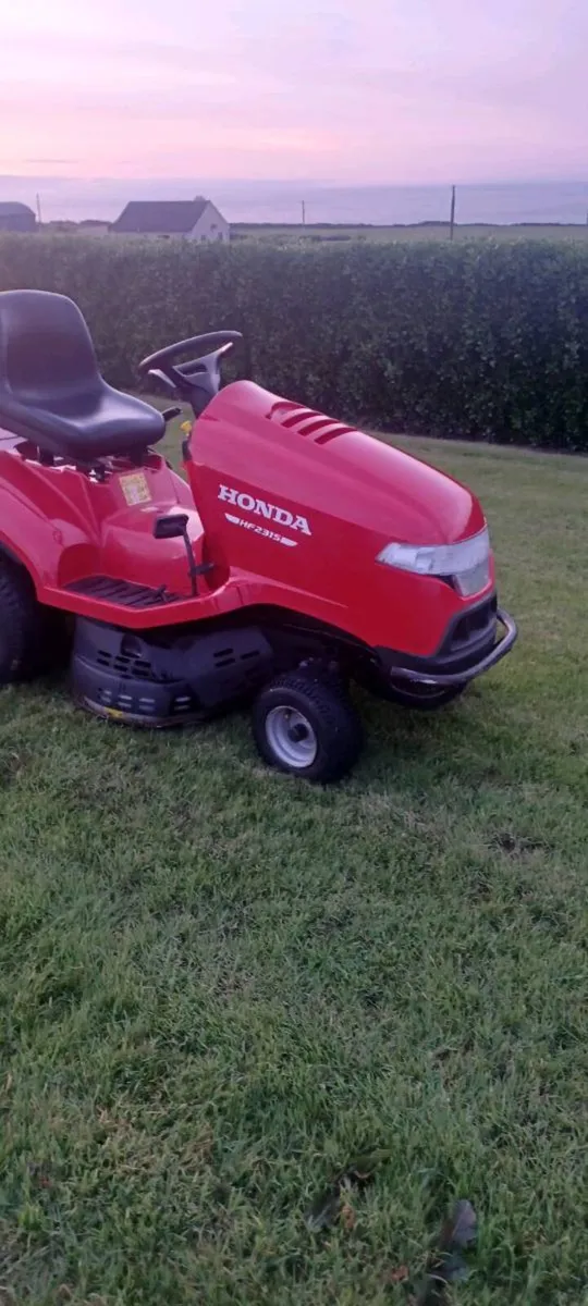Ride on lawnmower - Image 1