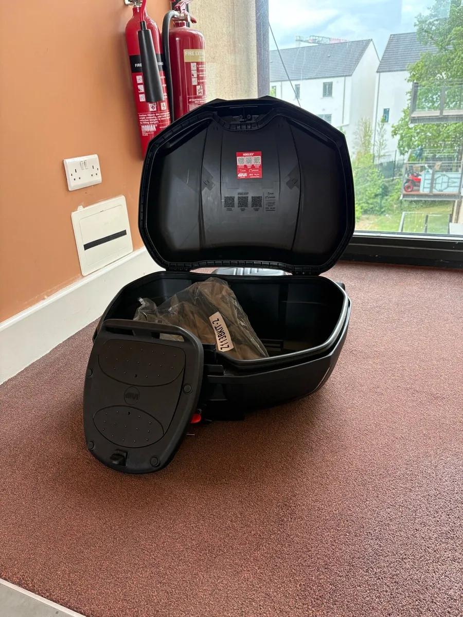Givi Riveira 46L TopBox and Givi TankBox - Image 3