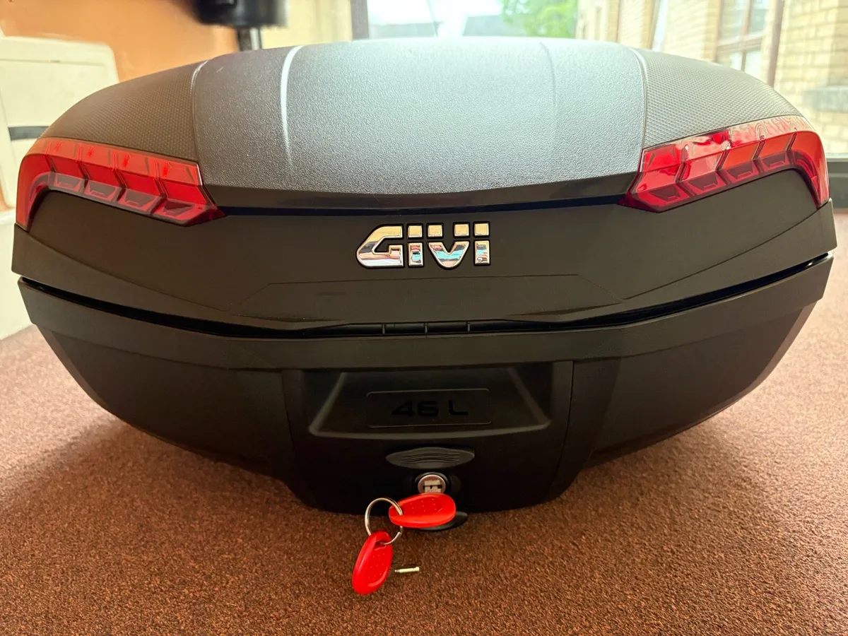 Givi Riveira 46L TopBox and Givi TankBox - Image 4