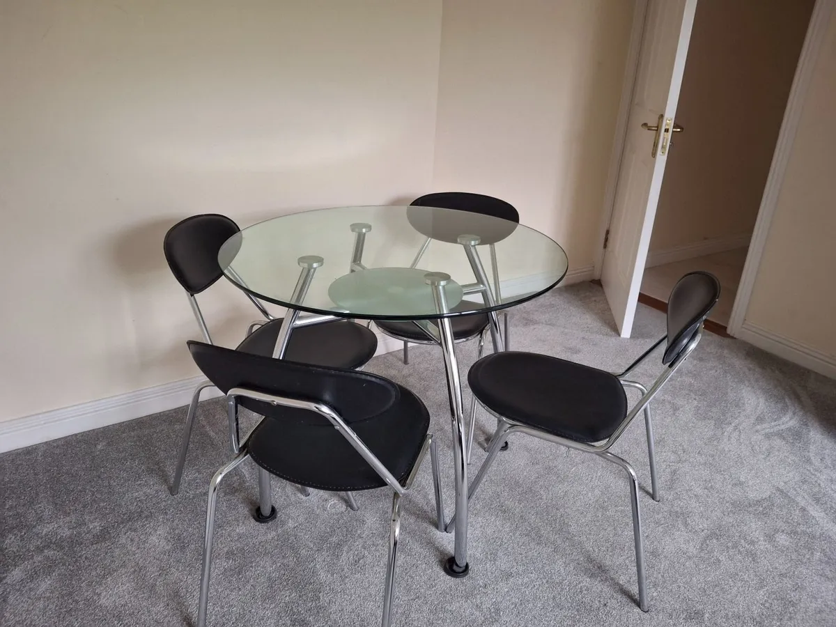 Table & chairs - Image 2