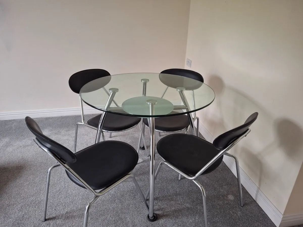 Table & chairs - Image 1