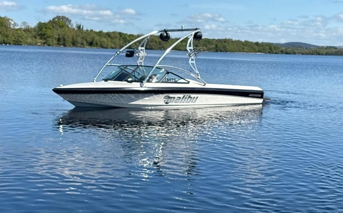 Malibu Response Tournament Ski Boat Speedboat - Image 1