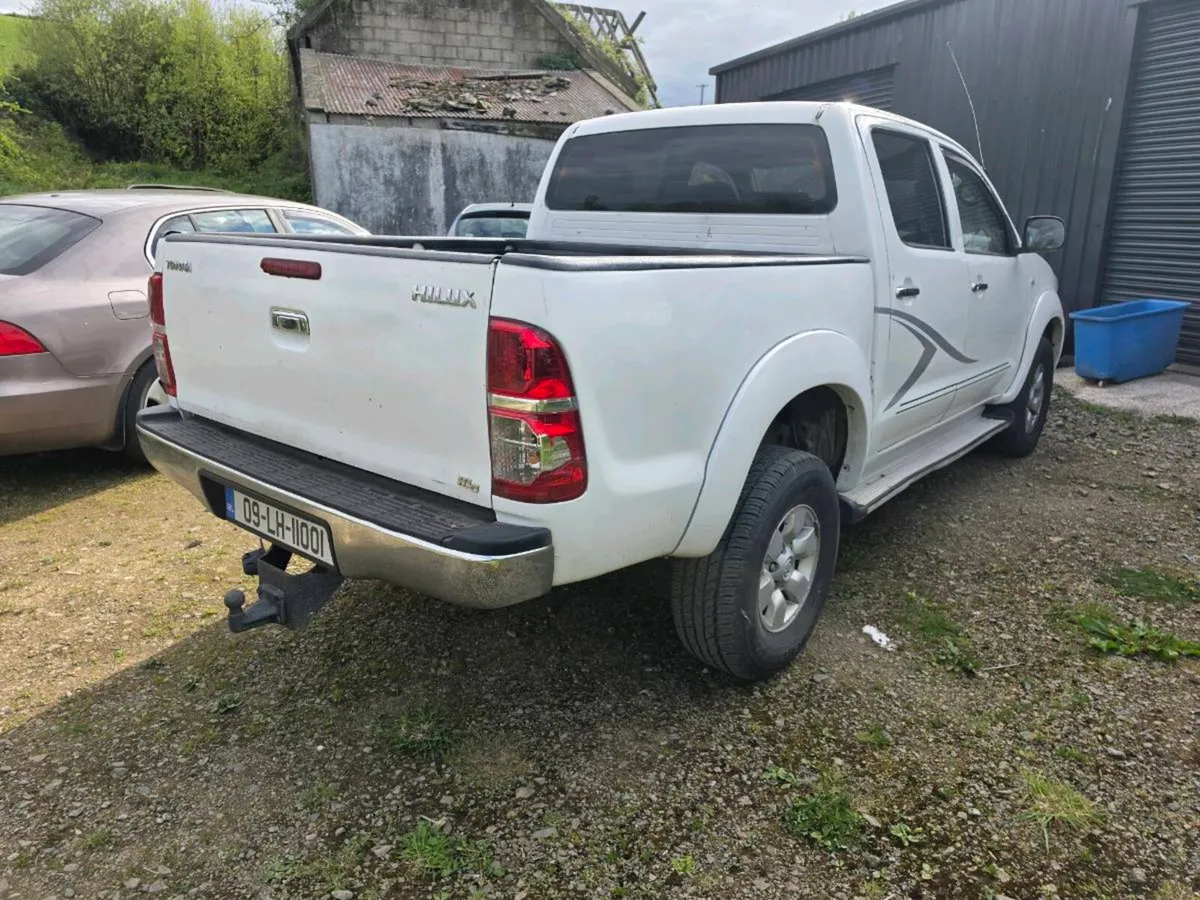 Toyota hilux 3.0 d4d breaking or complete - Image 2