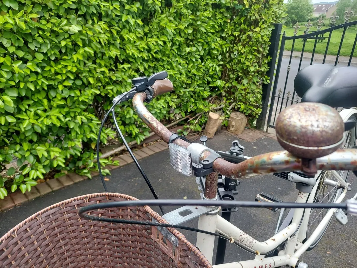 Ladies bicycle - Image 2