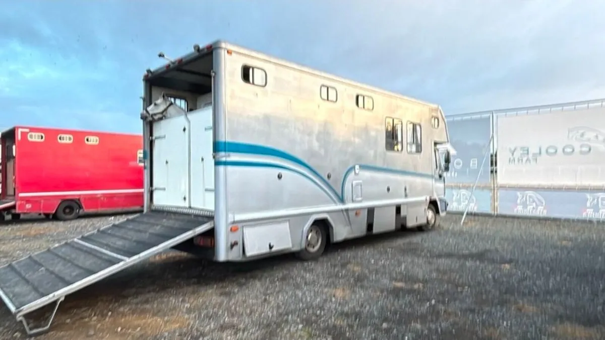 Horse Lorry 3 Stall - Image 2