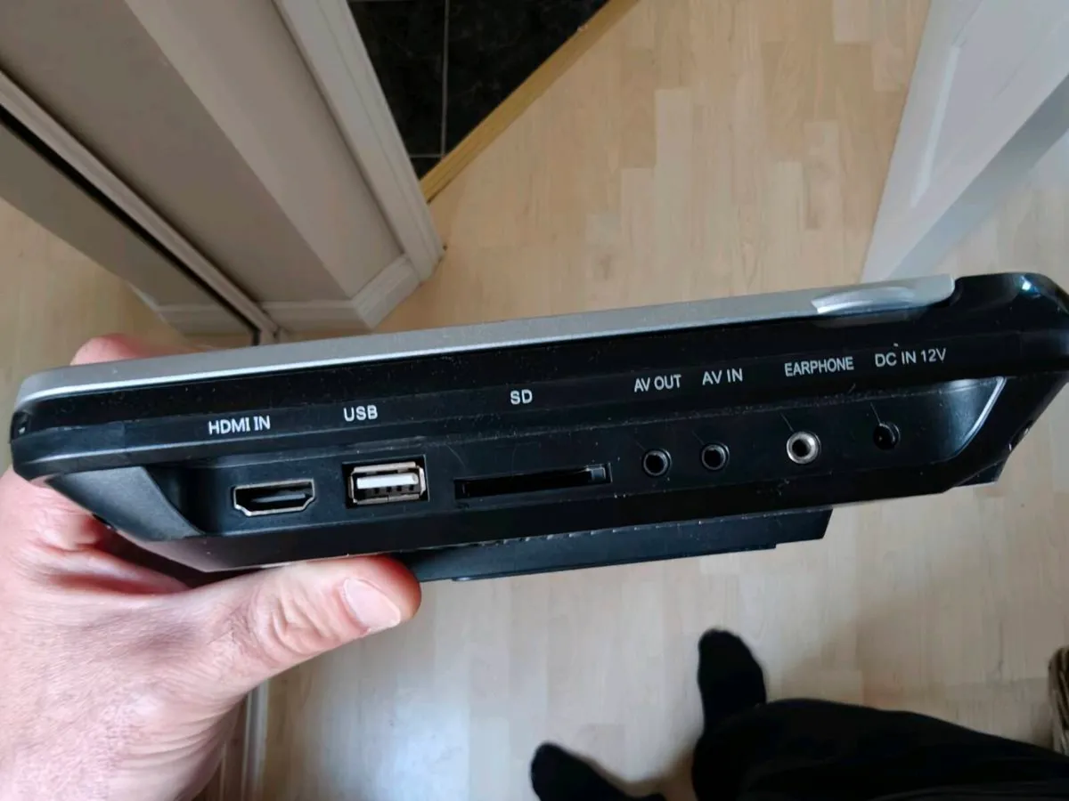 Portable dvd players (dual) and car accessories - Image 3