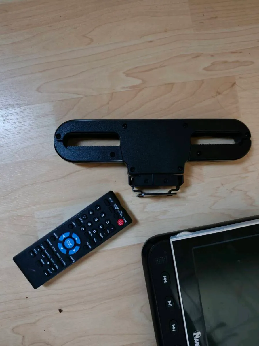 Portable dvd players (dual) and car accessories - Image 4