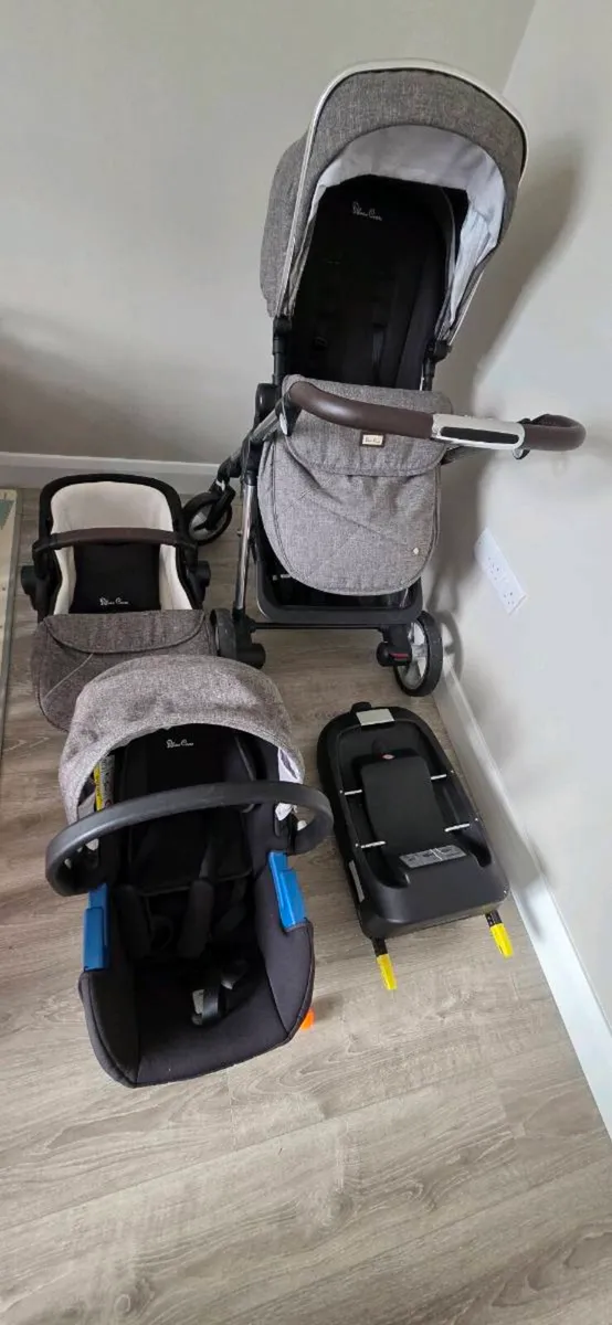 Silver Cross Pioneer Travel System + ISOFIX Base - Image 1