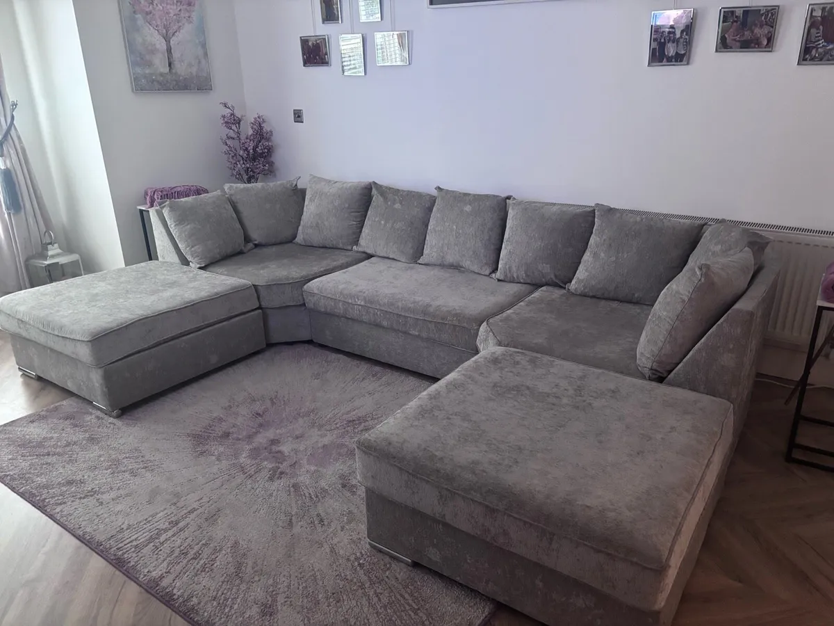 Large couch - Image 1