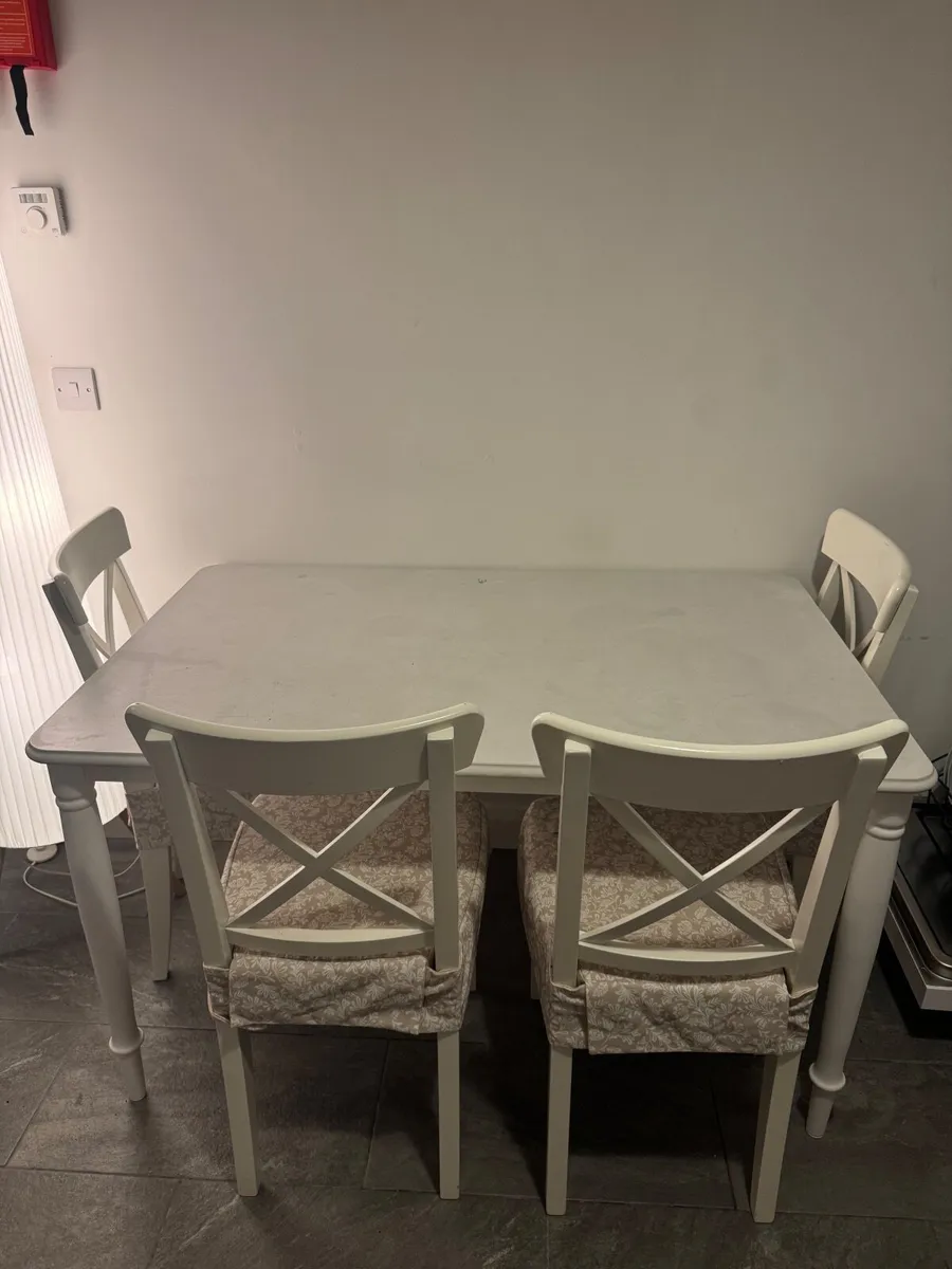 Table and chairs - Image 1