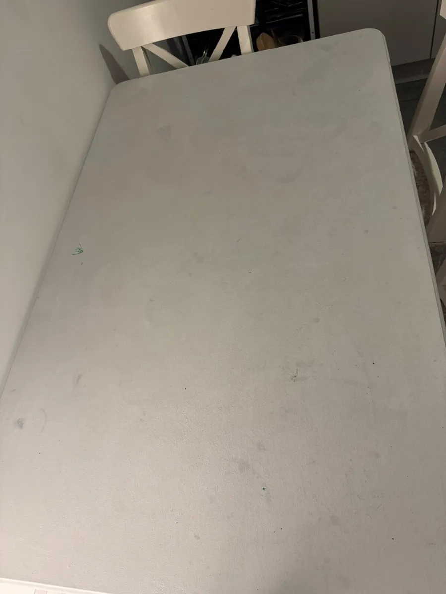 Table and chairs - Image 2