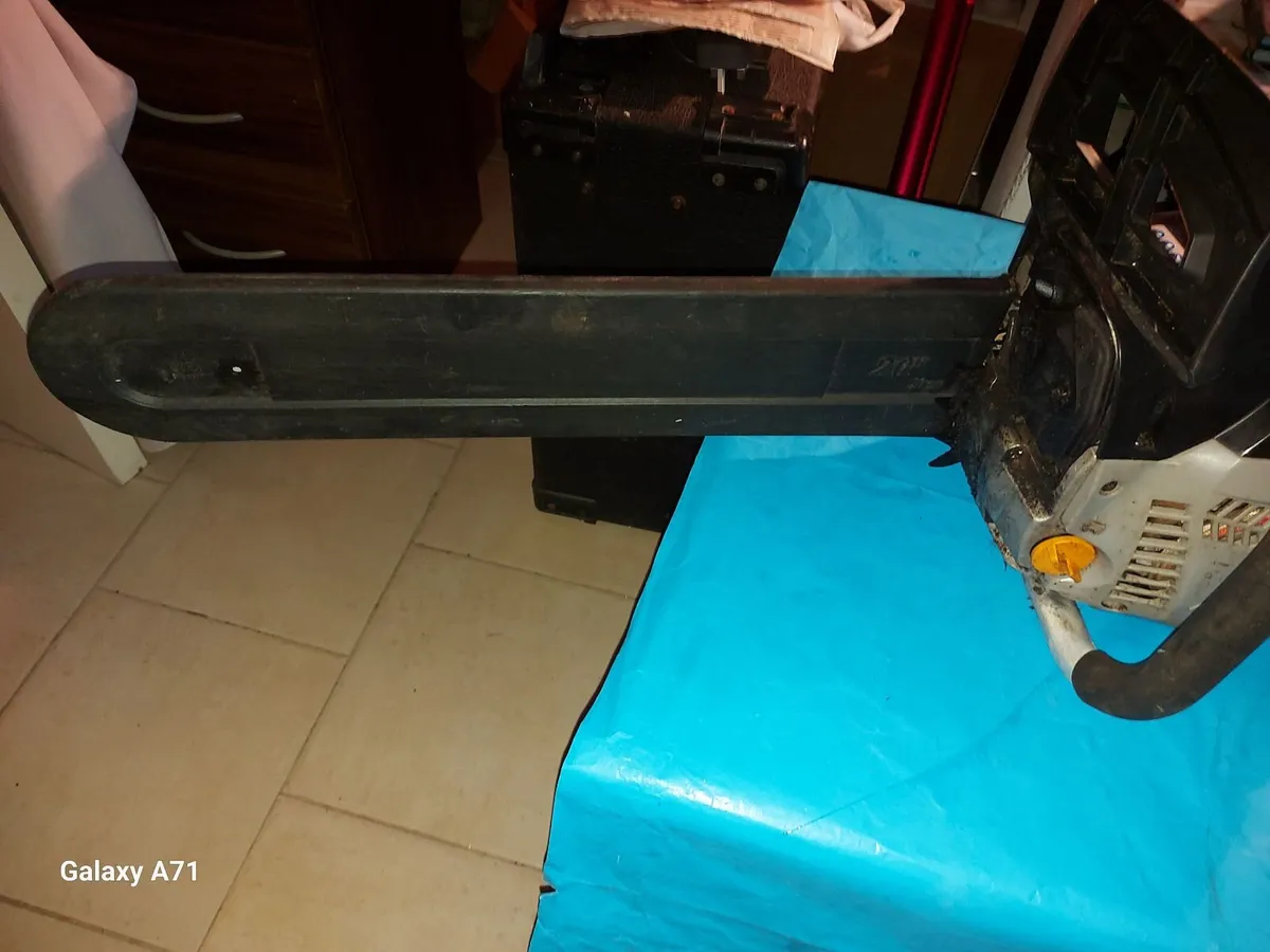 Titan 20 Inch PETROL Chainsaw, Excellent Condition - Image 4