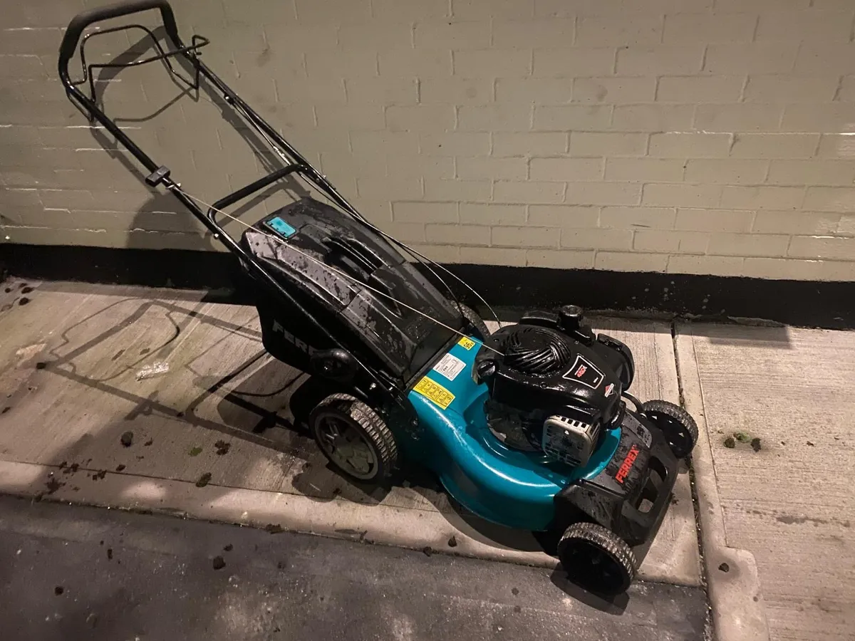 Briggs and stration Self drive lawnmower - Image 1
