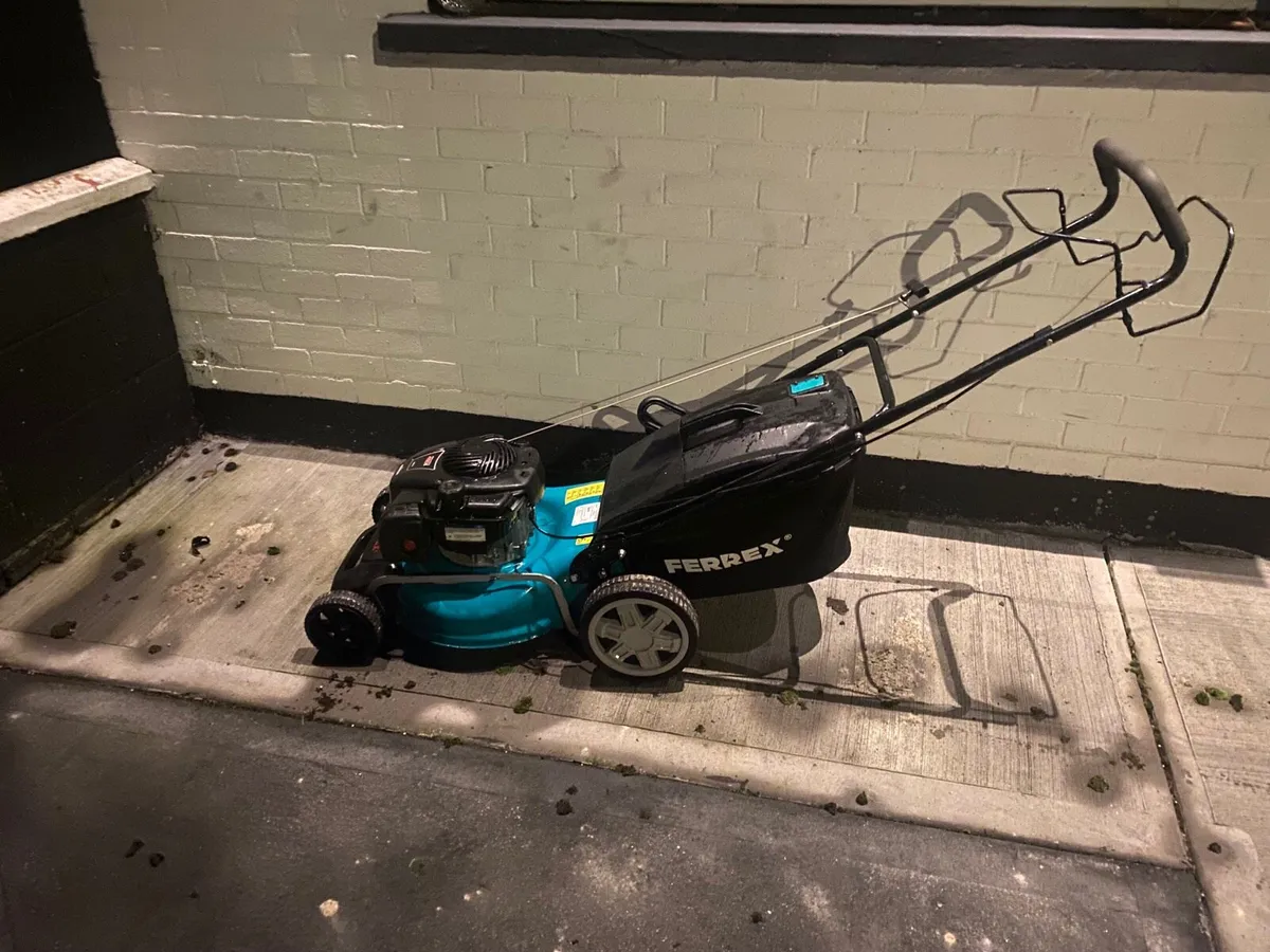 Briggs and stration Self drive lawnmower - Image 2