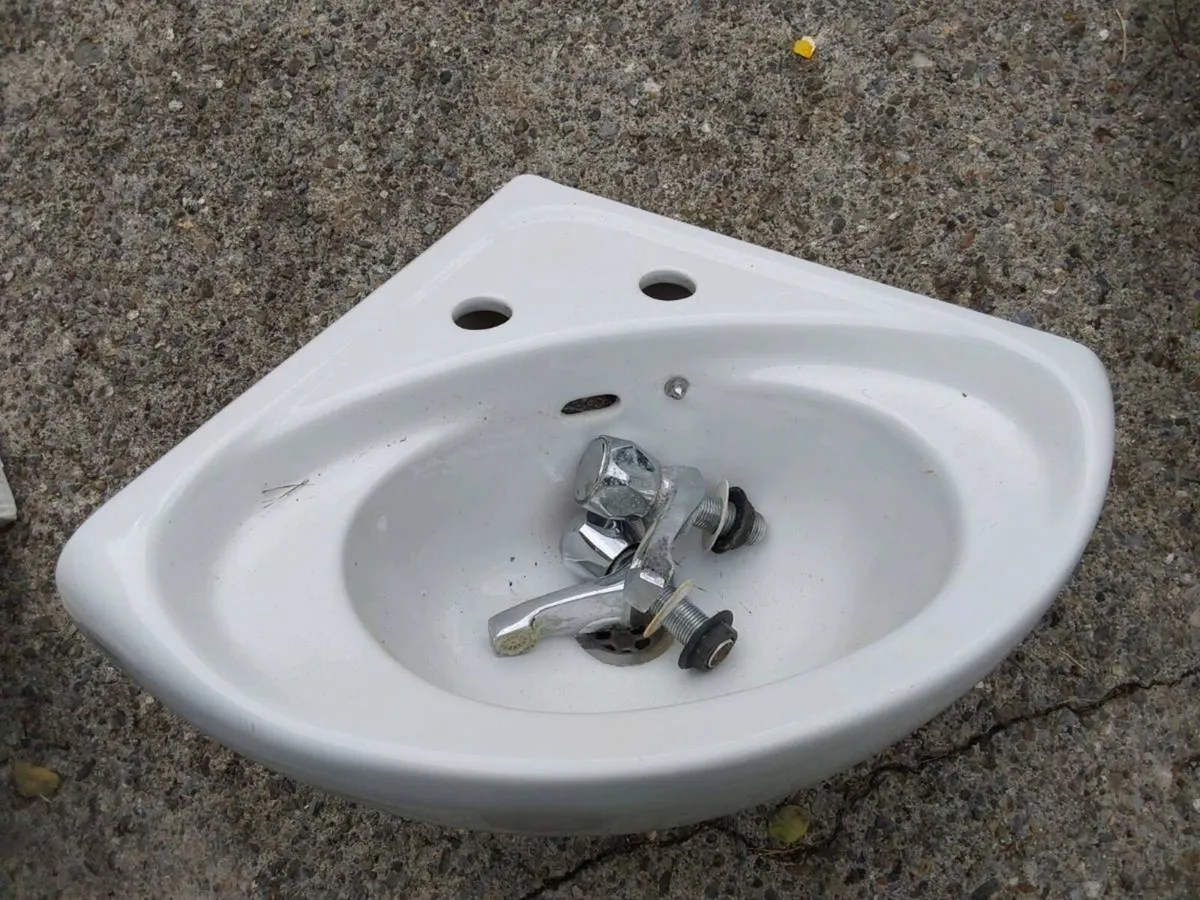 Lots of bathroom stuff for only €150 - Image 3