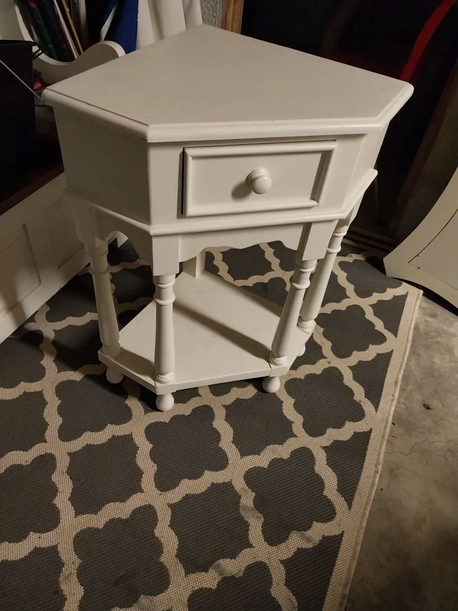 small corner unit - Image 1