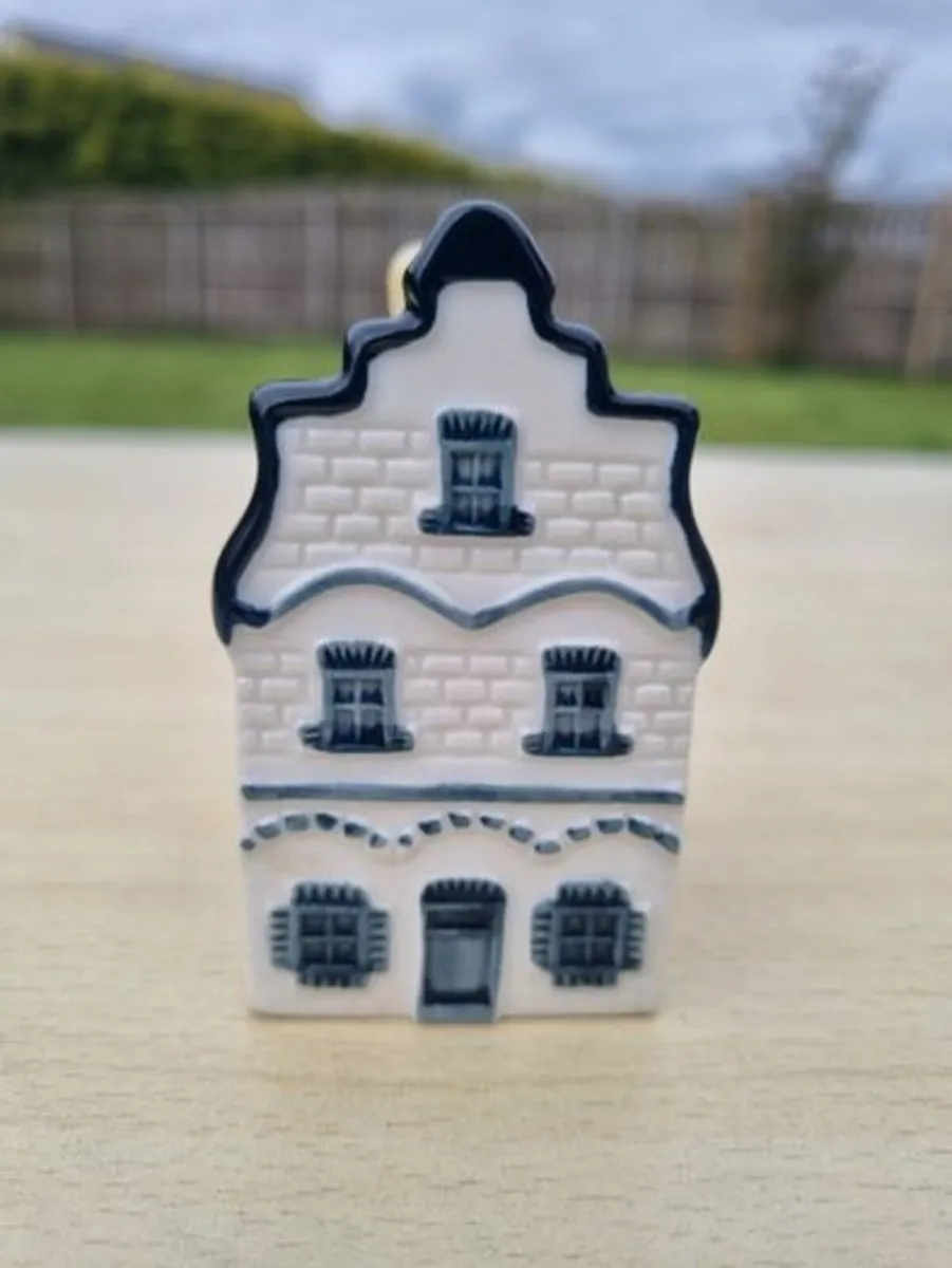 Ceramic miniature of KLM house number 1 - Image 1