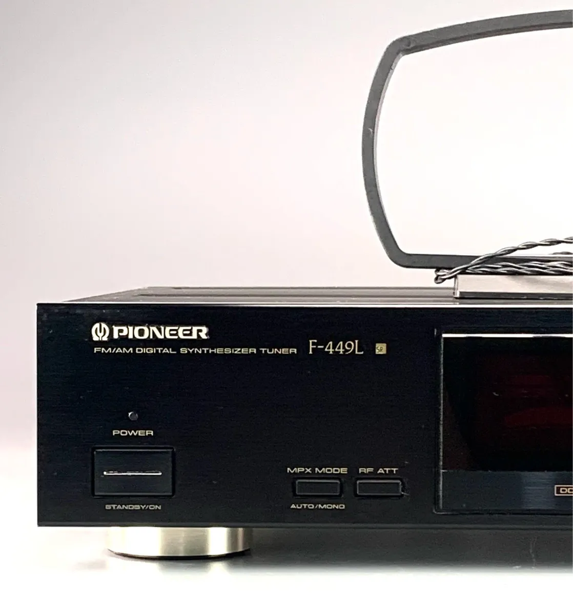 Pioneer F-449L FM/AM digital synthesizer tuner - Image 2