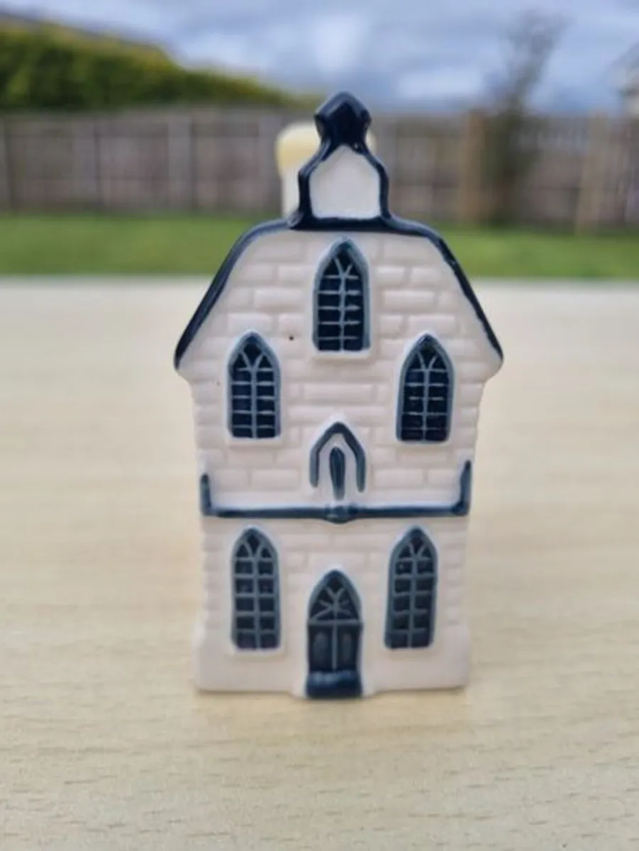 KLM miniature house made of Delft Blue ceramic - Image 1