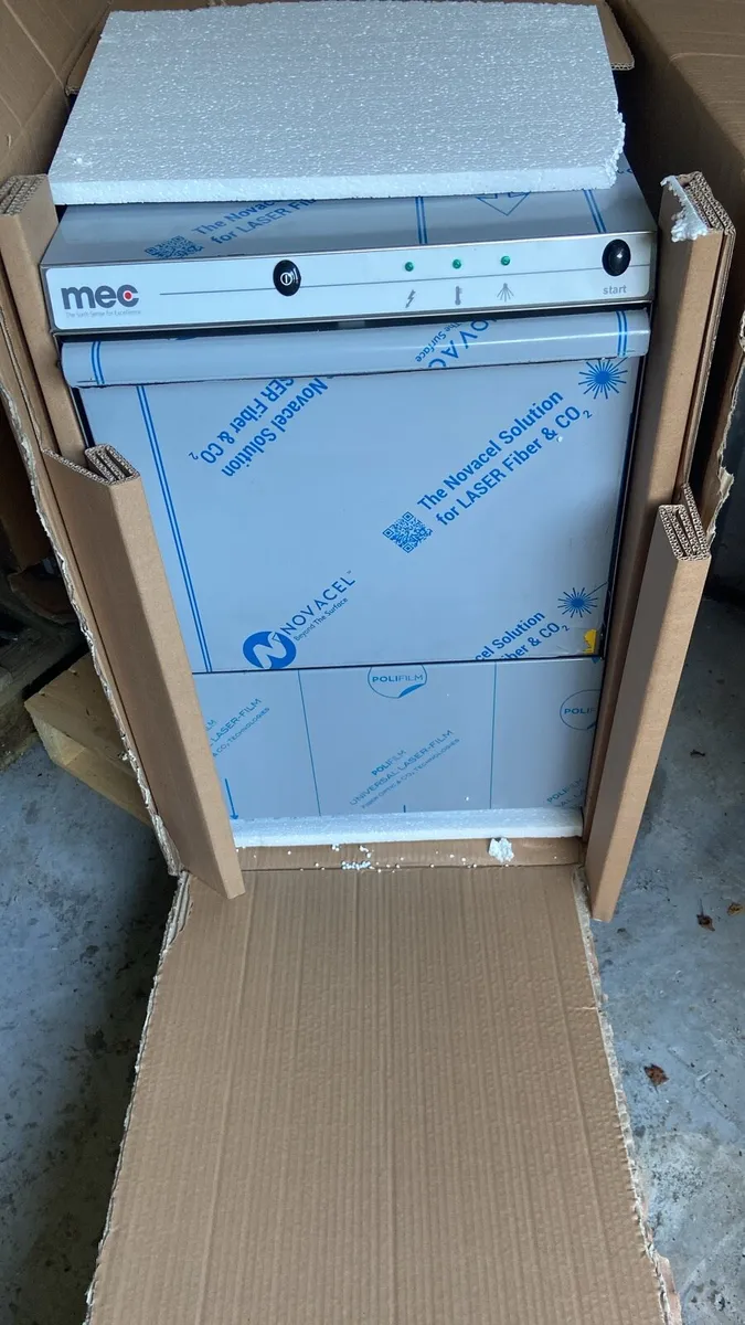 A 400x400 square basket Glasswasher - Image 1