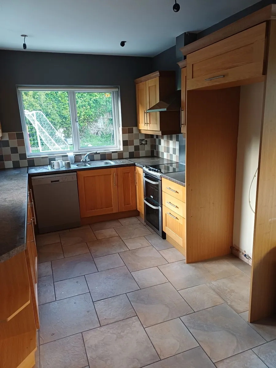 Kitchen with appliances - Image 1
