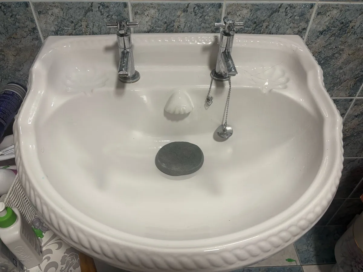 Bathroom suite - Image 1