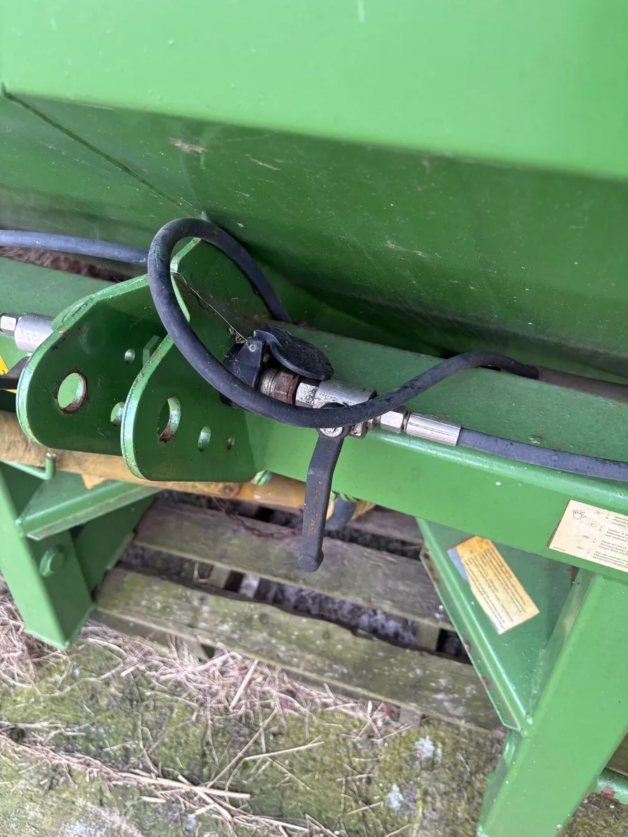 Amazone ZA-F Fertiliser Spreader - Image 2