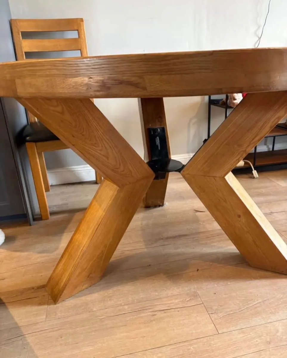 Oak Circle Dinning table - Image 4