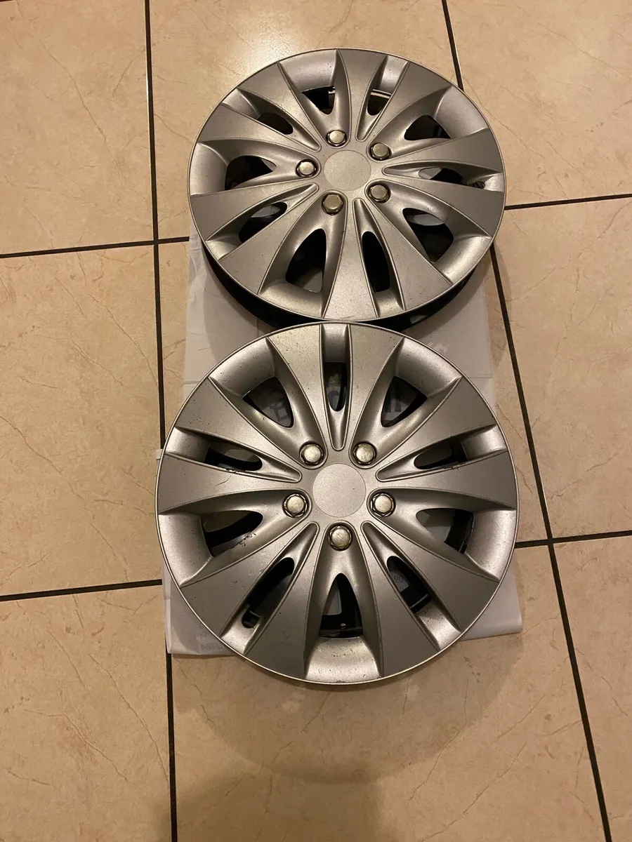 Set of 4 Hubcaps in NEW Condition - Image 1