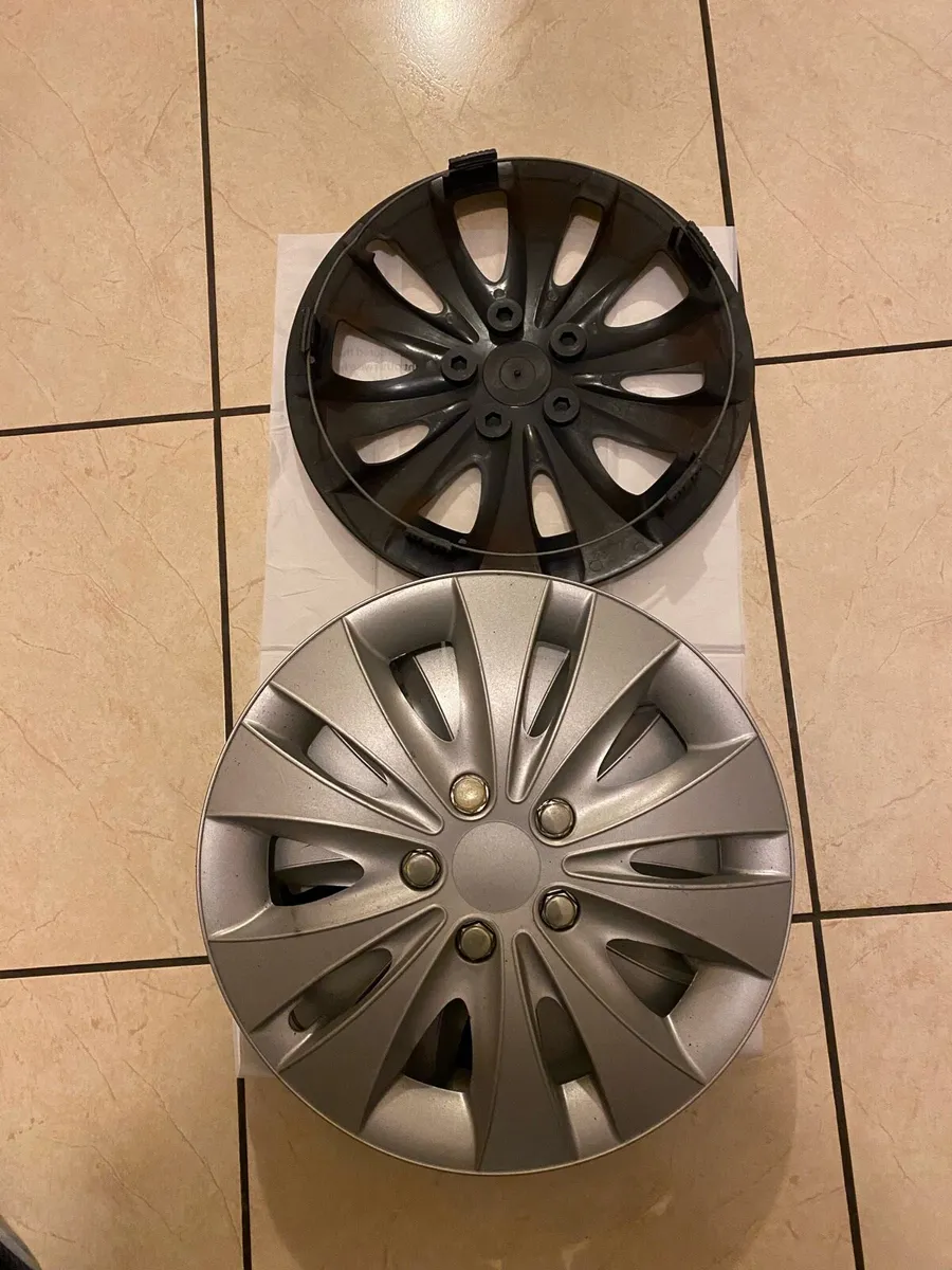 Set of 4 Hubcaps in NEW Condition - Image 3