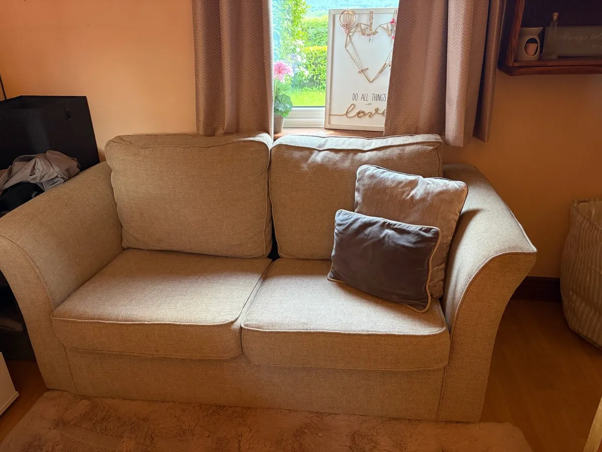 2 seater pull out couch - Image 1