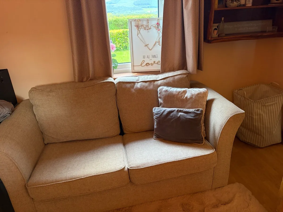 2 seater pull out couch - Image 2