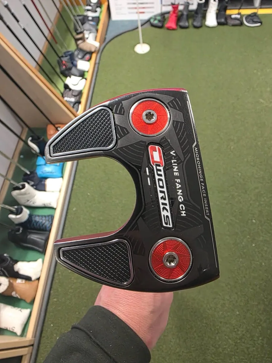 Odyssey Oworks V-Line Fang Putter - Image 1