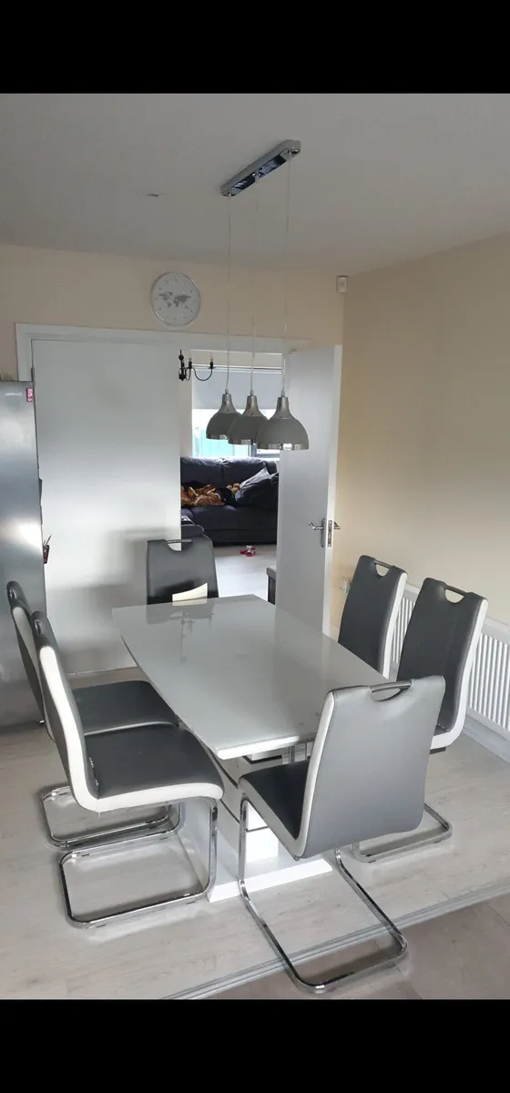 Extendable Kitchen table with 6 chairs - Image 1