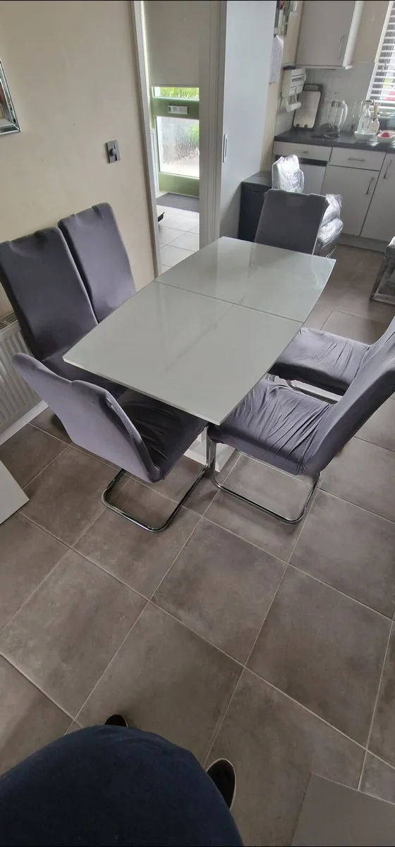 Extendable Kitchen table with 6 chairs - Image 3