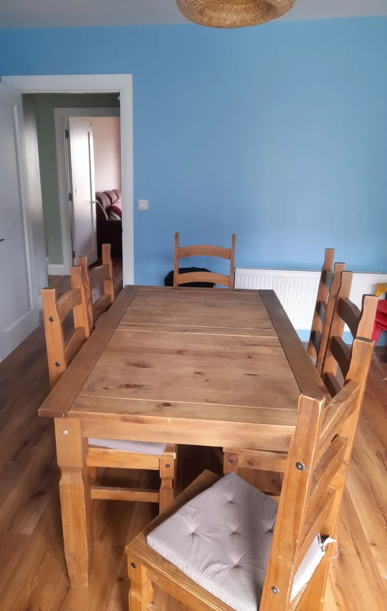Solid Table and 6 chairs - Image 1