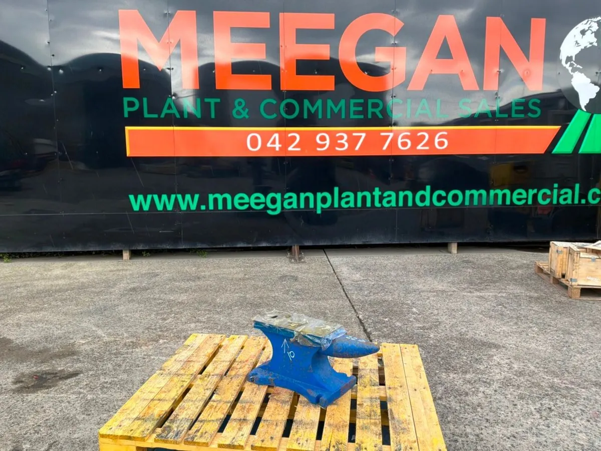 UNUSED / NEW   CAST IRON ANVIL......90kg.......349 - Image 1