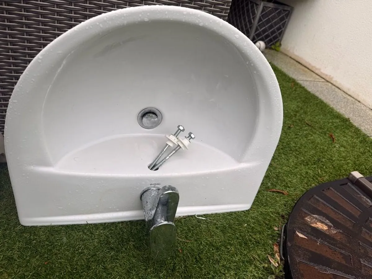 basin and taps - Image 1