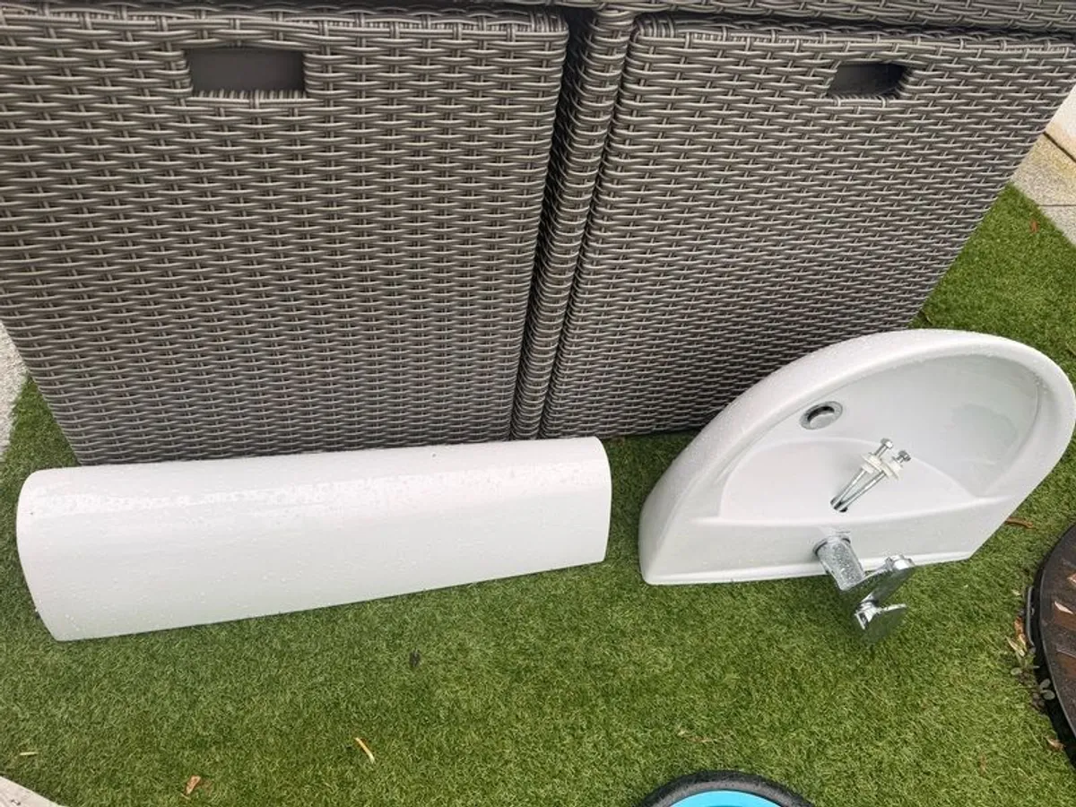 basin and taps - Image 2