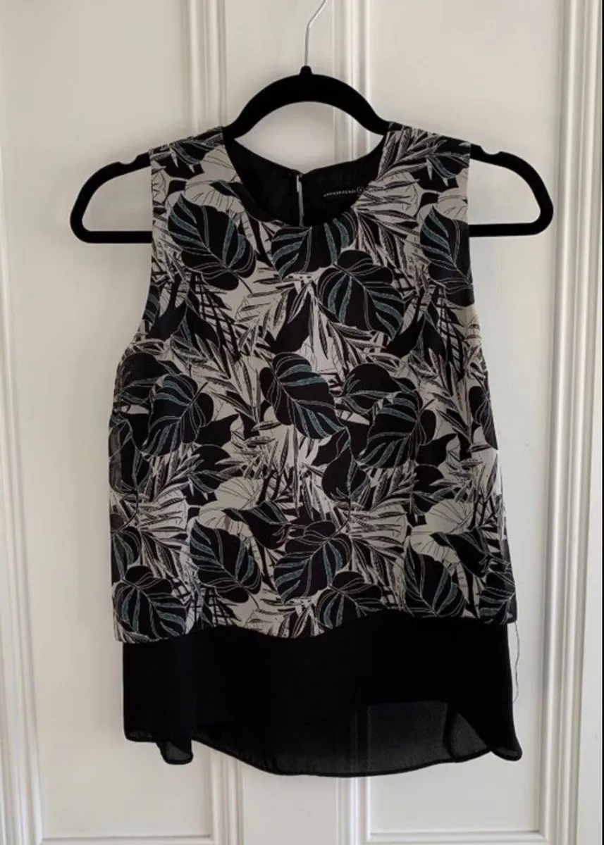 Ladies Summer tropical palm print sleeveless top i - Image 2