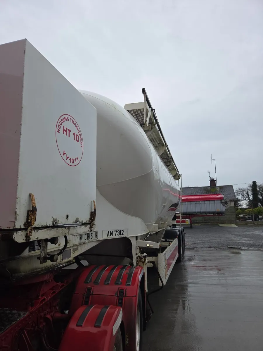 Cement tanker - Image 1