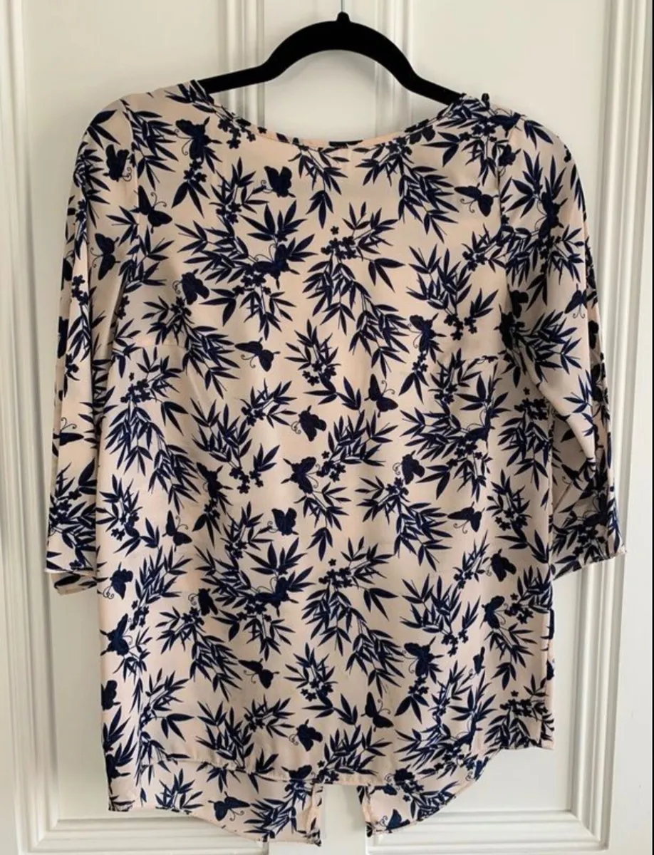 Beige blouse featuring a navy blue leaf: Size 8 - Image 2