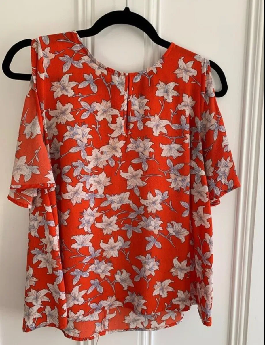 Ladies Red Floral Cold Shoulder Top: Size 8 - Image 2